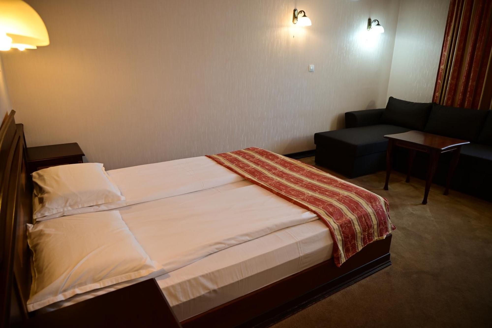 Family Hotel Lazur Кюстендил Екстер'єр фото